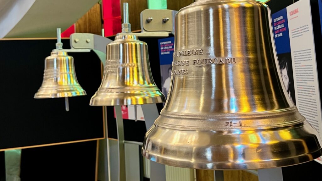 Présentation à la mairie du 9e arrondissement de Lyon des trois nouvelles cloches destinées au carillon de l'église St-Pierre de Vaise ©DR