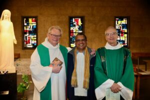 Jean de Dieu Ratsimbazafy, fondateur des Ecoles de la Chance à Magascar, entre le P. Bernard Badaud, administrateur de la paroisse St-Gabriel de Vaise, et Bruno Leborgne, diacre. Journée paroissiale du 17 novembre 2024