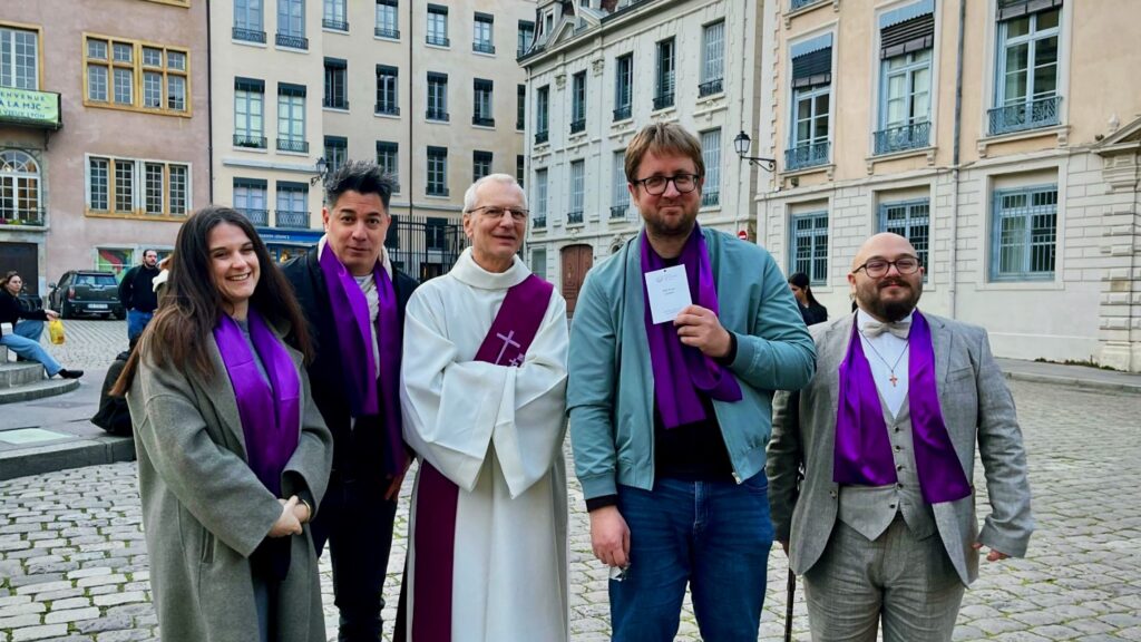 Quatre des cinq catéchumènes de la paroisse St-Gabriel de Vaise avec Bruno Leborgne, diacre, le 8 mars, à l'issue de la célébration 2025 de l'appel décisif.
