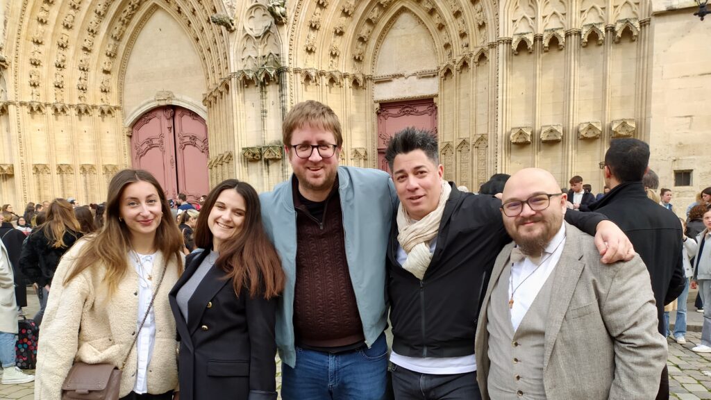Les cinq qatéchumènes de la paroisse St-Gabriel de Vaise le 8 mars 2025, avant la célébration de l'appel décisif.
